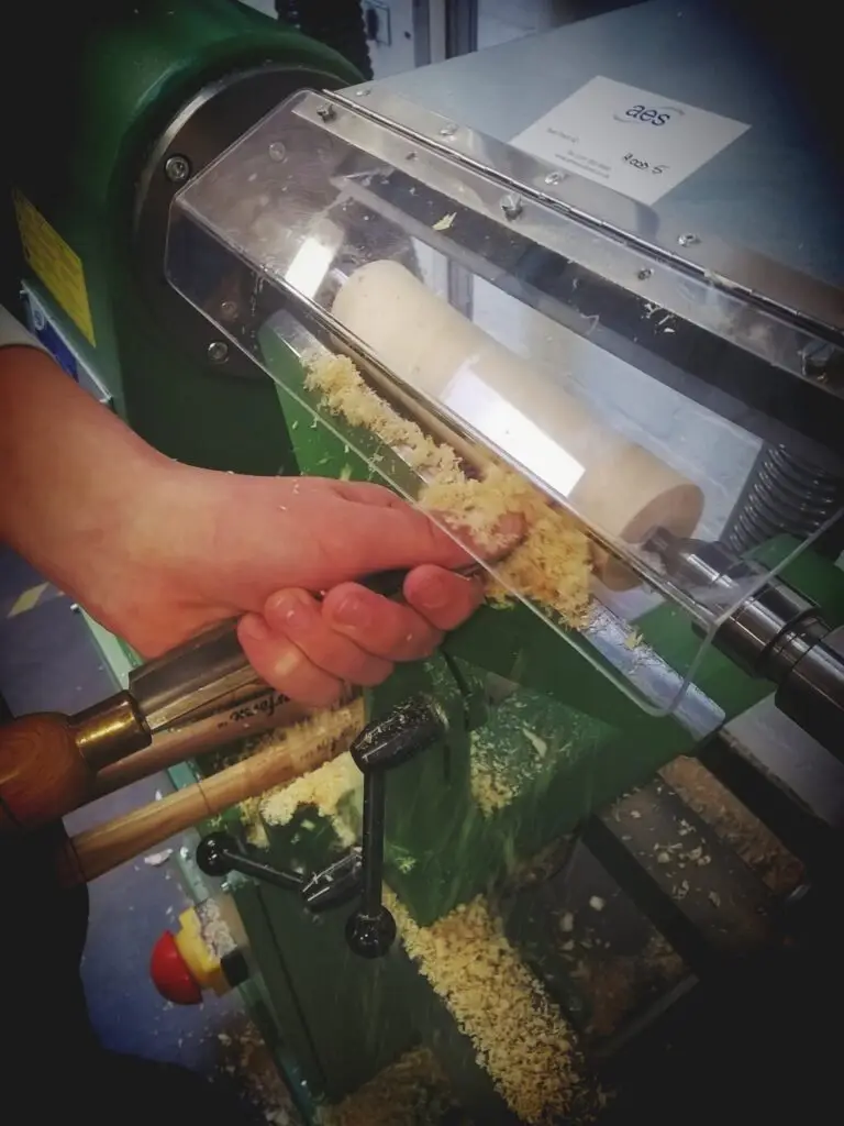 Turning a cylinder on the wood lathe with a gouge